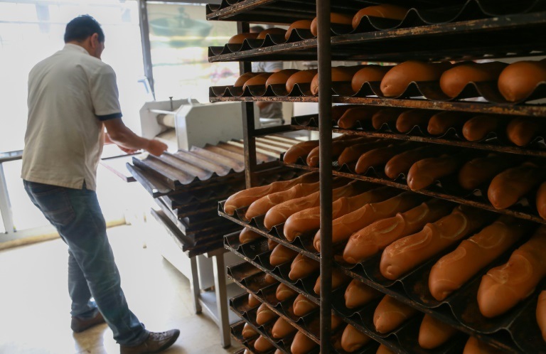 تونسي يعمل في مخبز في العاصمة تونس في 11 آذار/مارس 2022 (ا ف ب)