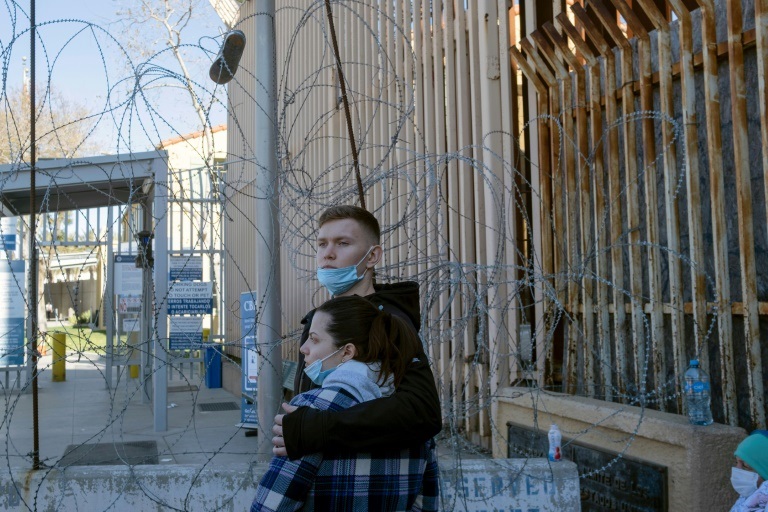 الأوكرانيان ساشا وجوليا ينتظران إذنا من السلطات الاميركية للعبور إلى الولايات المتحدة عند معبر حدودي في تيخوانا في شمال غرب المكسيك في 12 آذار/مارس 2022 (ا ف ب)
