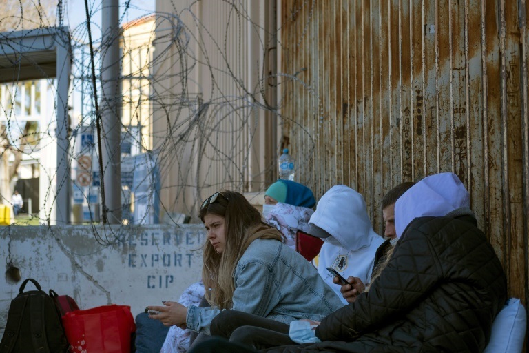 الأوكرانية ناتاليا بولياكوفا (25 عاما) تنتظر مع آخرين ان تسمح لها السلطات الأميركية بالدخول إلى الولايات المتحدة عند أحد معابر تيخوانا في شمال غرب المكسيك في 12 آذار/مارس 2022 (ا ف ب)