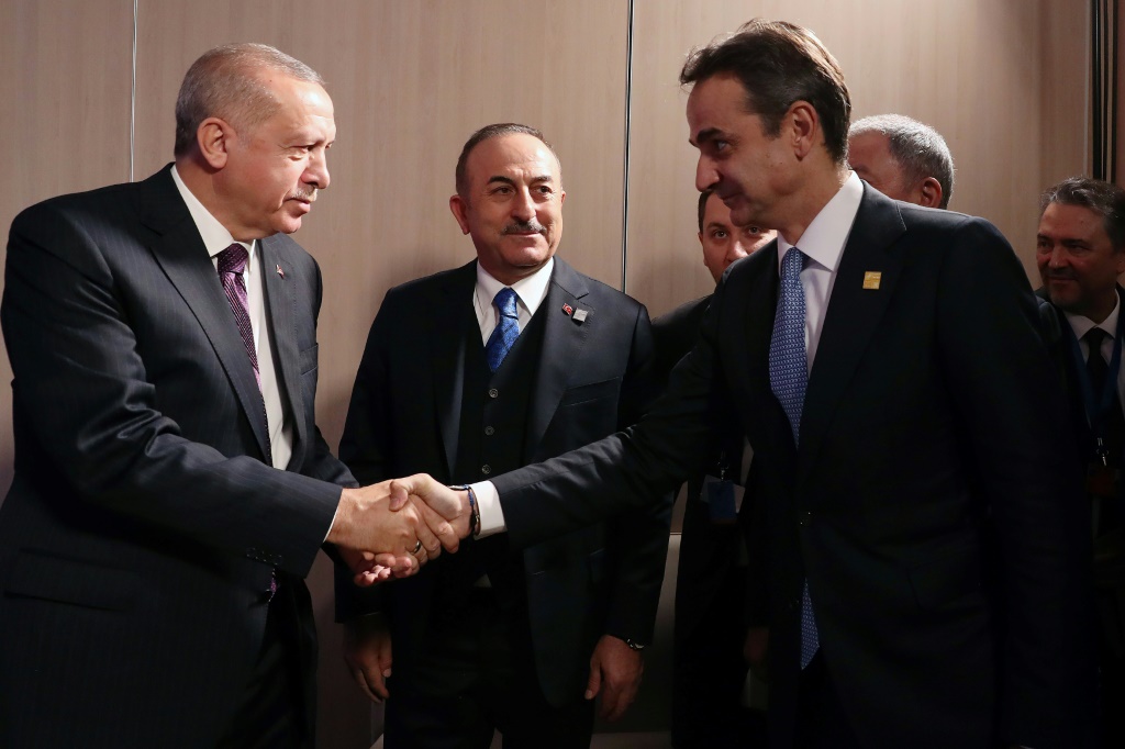 الرئيس التركي رجب طيب إردوغان (يسار) يصافح رئيس الوزراء اليوناني كيرياكوس ميتسوتاكي خلال قمة للحلف الأطلسي في لندن في 4 كانون الأول/ديسمبر 2019 (أ ف ب)