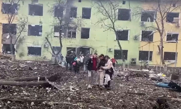 لقطة مقتطفة من مقطع فيديو نشرته الشرطة الأوكرانية في 9 آذار/مارس بعد قصف روسي على مستشفى أطفال في ماريوبول في أوكرانيا (ا ف ب)