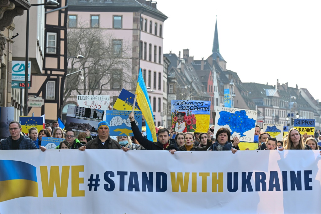 تظاهرة دعما لأوكرانيا في ستراسبورغ بشرق فرنسا في 12 آذار/مارس 2022 (ا ف ب)