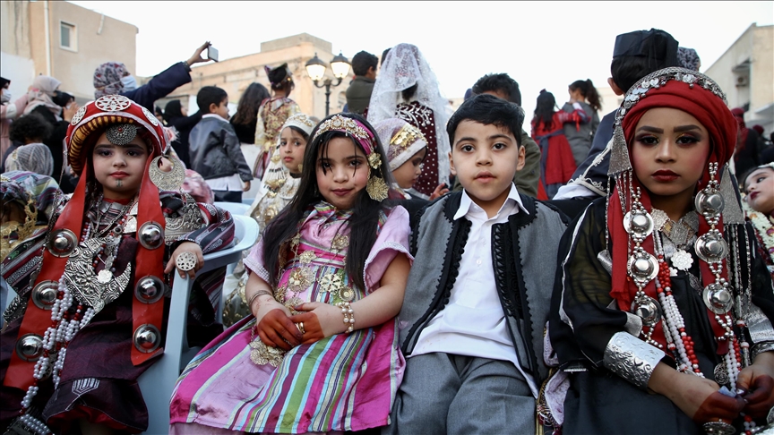 في اليوم الوطني للزي التقليدي، جاب محتفلون شوارع المدينة وهم يرتدون الزي الليبي (الأناضول)