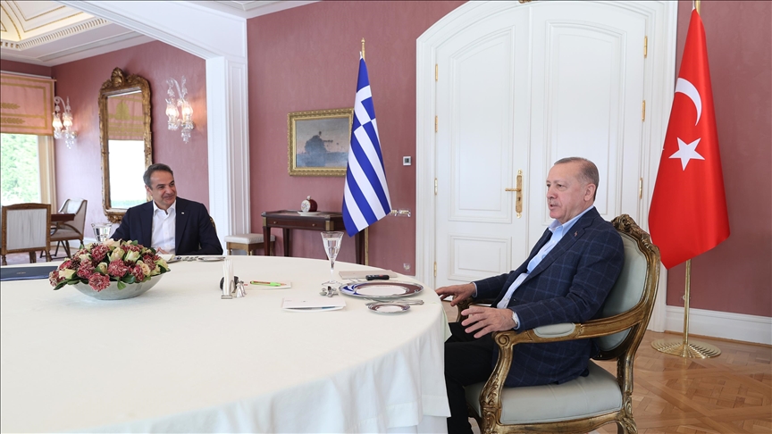 الرئيس التركي رجب طيب أردوغان مع رئيس الوزراء اليوناني كيرياكوس ميتسوتاكيس (الأناضول)