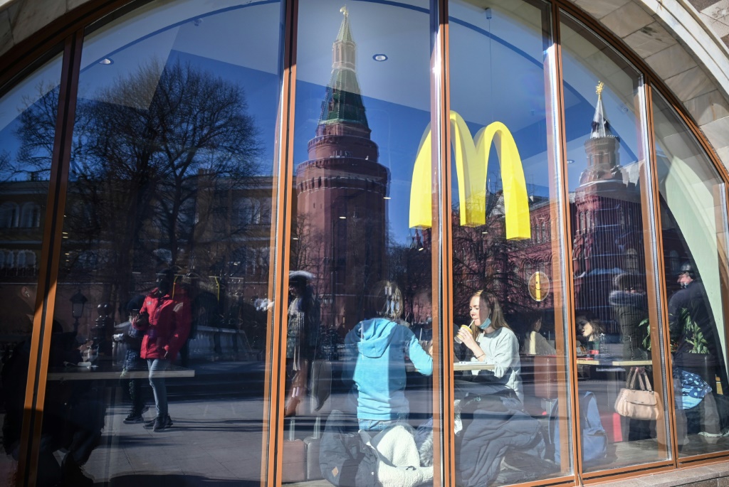 يتناول الناس الغداء في مطعم ماكدونالدز بجوار الكرملين في موسكو في 10 مارس (أ ف ب)