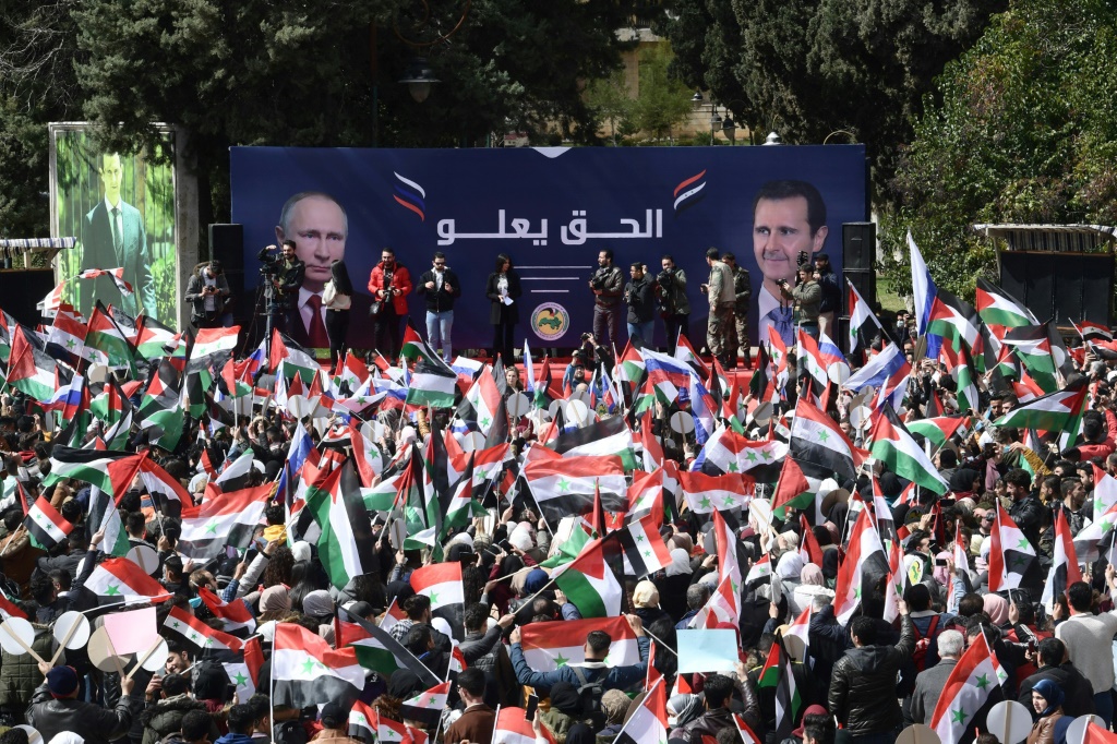    مسيرة تأييد لروسيا بعد غزو أوكرانيا في حلب بتاريخ 10 آذار/مارس 2022 (أ ف ب)
