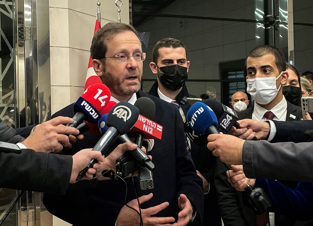 الرئيس الاسرائيلي اسحق هرتسوغ يتحدث إلى الحافيين في مطار أنقرة قبل أن يتوجه إلى اسطنبول في 09 آذار/مارس 2022 (أ ف ب)