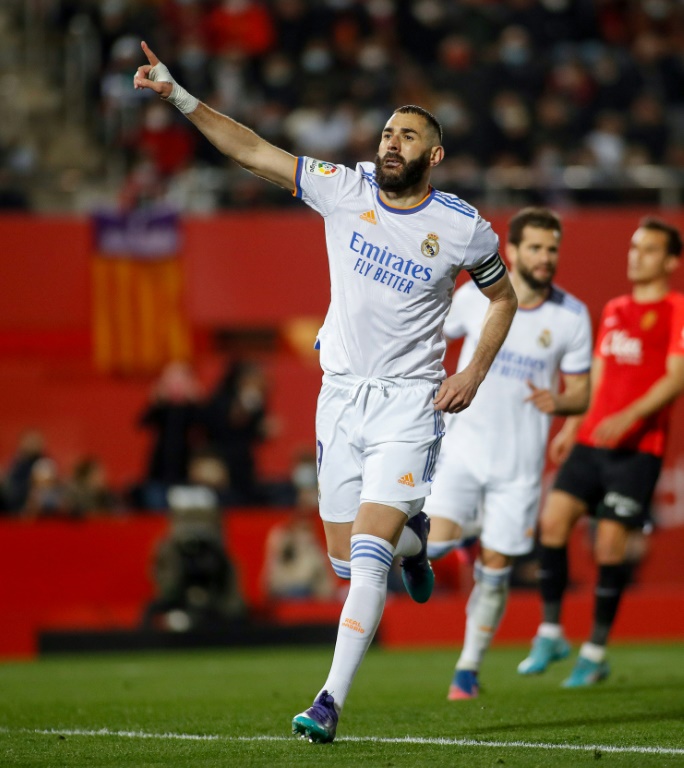 مهاجم ريال مدريد الدولي الفرنسي كريم بنزيمة يحتفل بثنائيته في مرمى ريال مايوركا (3-2) في الدوري الإسباني في 12 آذار/مارس 2022 (ا ف ب)