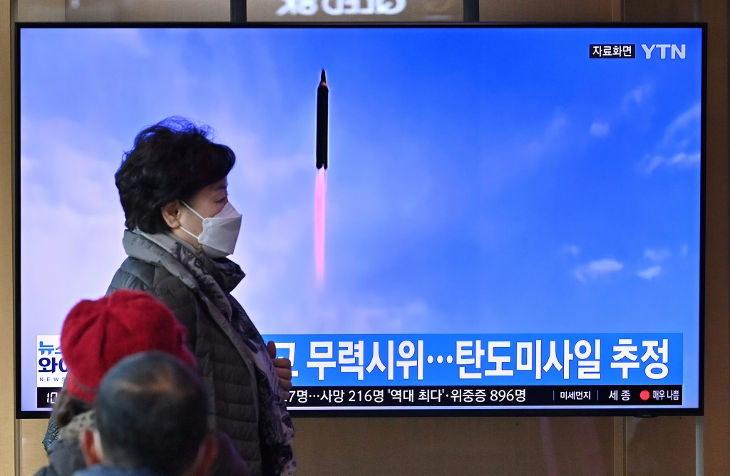    شاشة تلفاز تظهر لقطة من الارشيف لاختبار صاروخي كوري شمالي في سيول بتاريخ 5 آذار/مارس 2022 (أ ف ب)