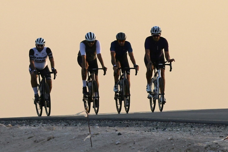 هواة ركوب دراجات هوائية في مضمار القدرة في صحراء دبي في 30 تشرين الأول/أكتوبر 2021 (ا ف ب)