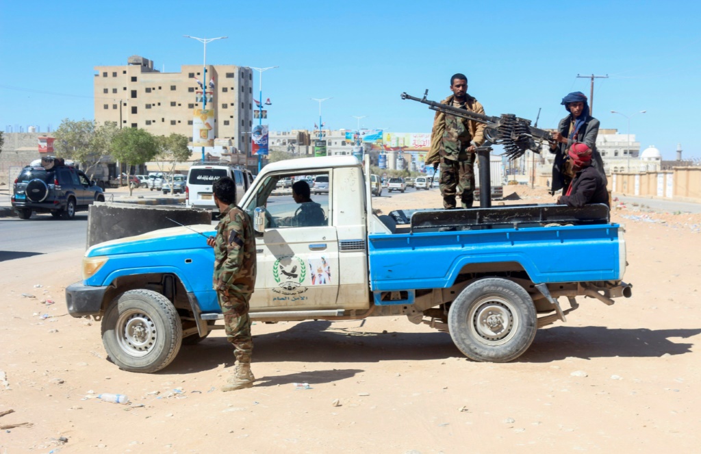 مقاتلون يمنيون موالون للحكومة ينتشرون في موقع بمدينة عتق عاصمة محافظة شبوة شرق ميناء عدن على البحر الأحمر ، في 18 يناير 2022 (أ ف ب)