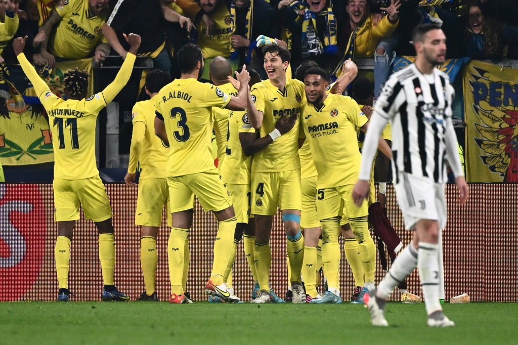 لاعبو فياريال يحتفلون بالهدف الثاني في مرمى يوفنتوس خلال لقاء الفريقين في اياب ثمن نهائي دوري ابطال اوروبا. تورينو في 16 اذار/مارس 2022 (ا ف ب)