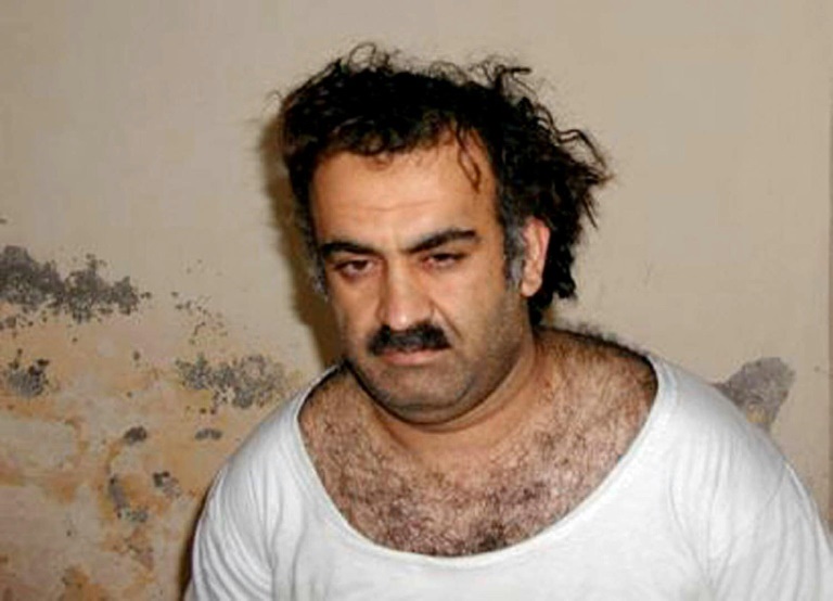 خالد شيخ محمد العقل المدبر لاعتداءات 11 أيلول/سبتمبر 2001 في الولايات المتحدة بعد قليل على اعتقاله في اكستان في 2003 (ا ف ب)