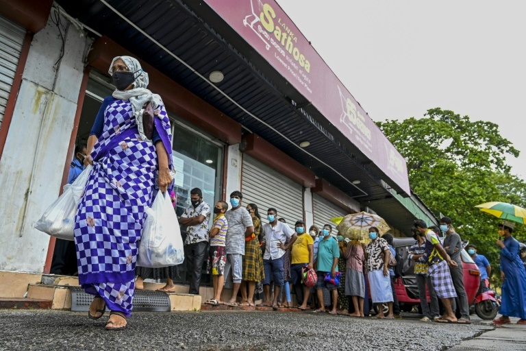 أشخاص ينتظرون أمام متجر في كولومبو بتاريخ 3 أيلول/سبتمبر 2021 (ا ف ب)