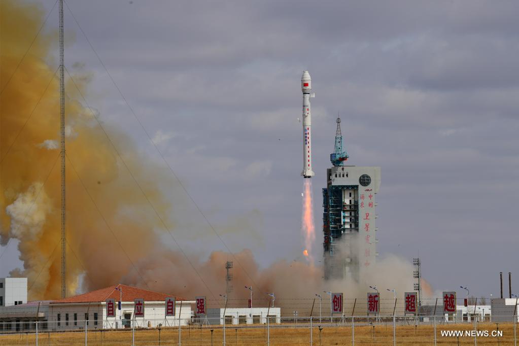 لقمر الصناعي (ياوقان - 34 02) على متن صاروخ حامل من طراز (لونغ مارش - 4 سي) (شينخوا)