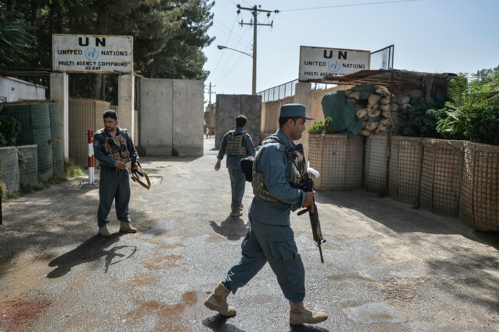 أفراد أمن خارج مكتب بعثة الأمم المتحدة للمساعدة في أفغانستان (UNAMA) مجمع مقاطعة هرات في يوليو 2021 (أ ف ب)