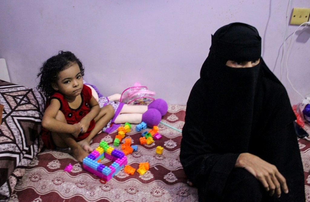    أمينة ناصر ، مريضة بالسرطان تبلغ من العمر خمس سنوات ، في مستشفى الصداقة في مدينة عدن جنوب اليمن (أ ف ب)