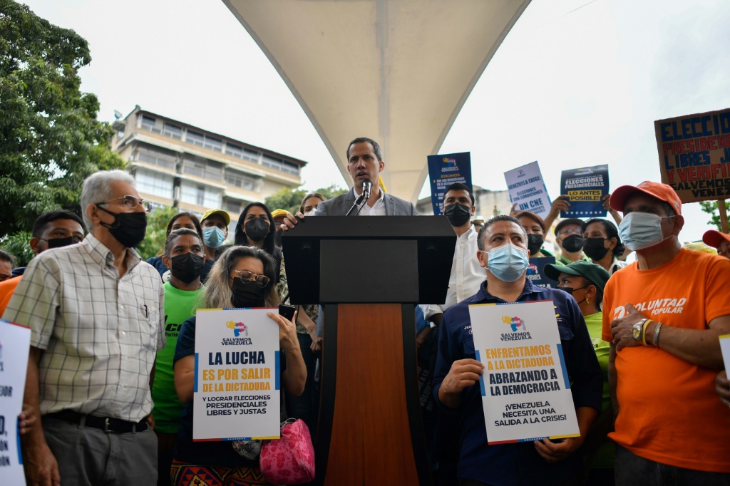 زعيم المعارضة الفنزويلية خوان غوايدو في مؤتمر صحافي في ساحة لوس بالوس غراندس في كراكاس في 17 آذار/مارس 2022 (ا ف ب)