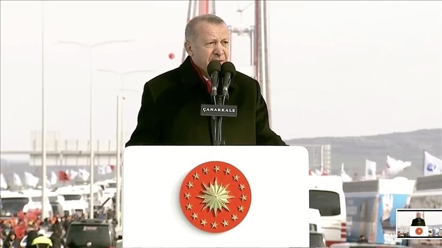 الرئيس التركي رجب طيب أردوغان يفتتح الجسر (الأناضول)