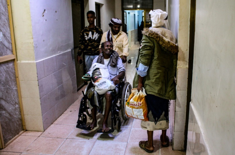 مريض على كرسي نقال في مستشفى الجمهورية في عدن في الثاني من آذار/مارس 2022 (ا ف ب)