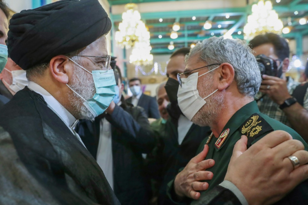 صورة وزعتها الرئاسة الإيرانية يظهر فيها الرئيس ابراهيم رئيسي (يسار) يستقبل العميد اسماعيل قاآني قائد فيلق القدس المولج العمليات الخارجية في الحرس الثوري خلال مراسم في طهران في 13 آذار/مارس 2022 (ا ف ب)
