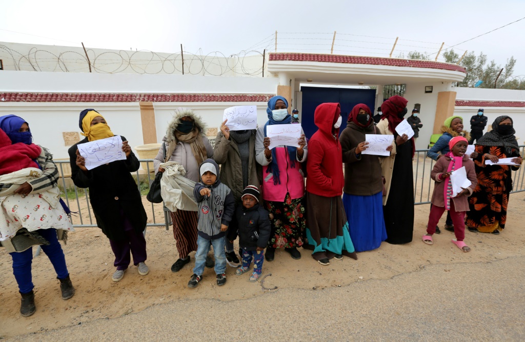 مهاجرون أفارقة في مخيم تديره المفوضية السامية للأمم المتحدة لشؤون اللاجئين في مدينة جرجيس الساحلية جنوب تونس على مقربة من الحدود الليبية، خلال احتجاج في 14 شباط/فبراير 2022 للمطالبة بإعادة توطينهم في بلد ثالث(ا ف ب)