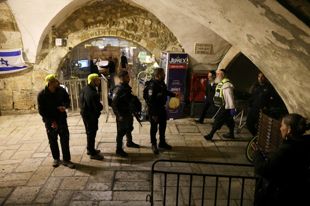 قوات امن اسرائيلية قرب المكان الذي شهد مهاجمة فلسطيني لعناصر في الشرطة في القدس القديمة في السابع من اذار/مارس 2022(ا ف ب)