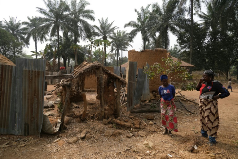 سكان أمام منازلهم المدمرة في قرية مايغا في نيجيريا في 28 كانون الثاني/يناير 2022 (ا ف ب)