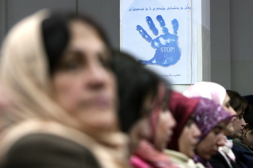 صورة التقطت في 19 تشرين الثاني/نوفمبر 2008 تظهر نساء عراقيات يحضرن مؤتمرا حول العنف ضد المرأة في مدينة أربيل في إقليم كردستان العراق.(ا ف ب)