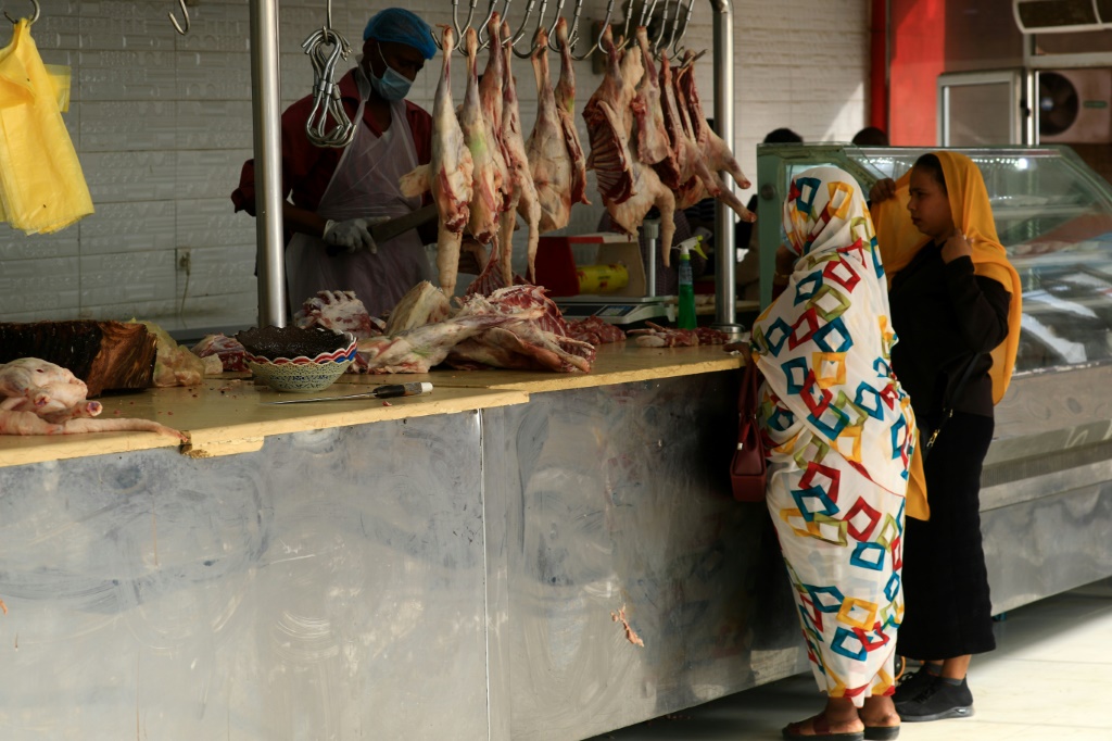 سيدتان تشتريان لحوما في العاصمة السودانية الخرطوم في 17 آذار/مارس 2022(ا ف ب)