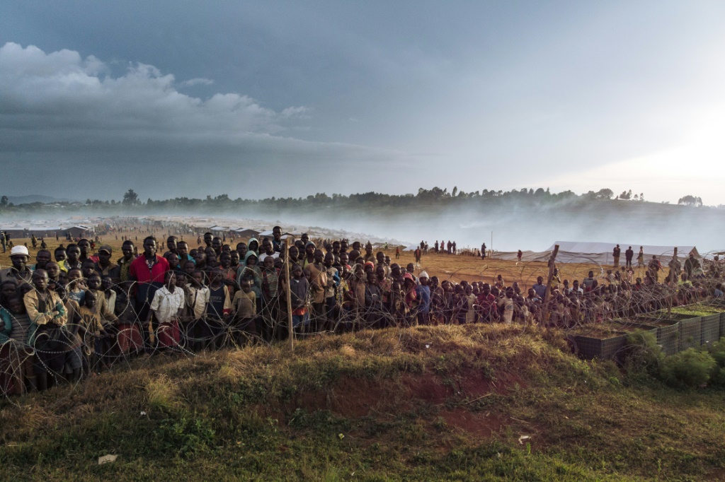 نازحون كونغوليون أمام سياج قاعدة لقوات حفظ السلام التابعة للأمم المتحدة على تلة رو في الكونغو الديموقراطية في 21 كانون الأول/ديسمبر 2021(ا ف ب)