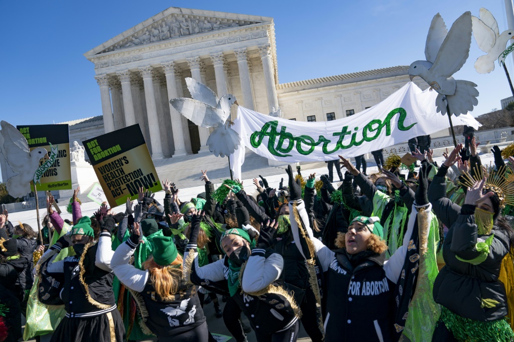 تظاهرة مؤيدة لحق النساء في الإجهاض أمام المحكمة العليا في الولايات المتحدة في 22 كانون الثاني/يناير 2022 في واشنطن(ا ف ب)