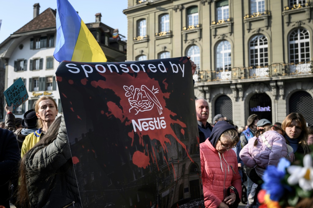 تقول شركة نستله إنها أوقفت العديد من أنشطتها في روسيا في أعقاب الغزو الذي أمر به الكرملين لأوكرانيا في 24 شباط/فبراير(ا ف ب)