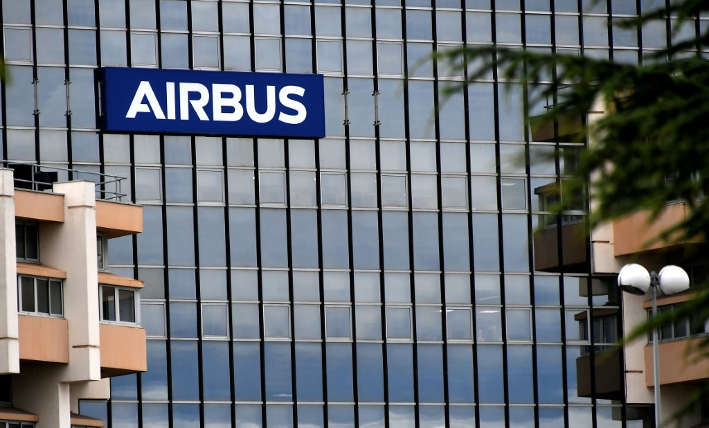 شعار شركة إيرباص على مبنى مقرها قرب بلانياك في ضواحي مدينة تولوز الفرنسية في 2 تموز/يوليو 2020(اف ب)