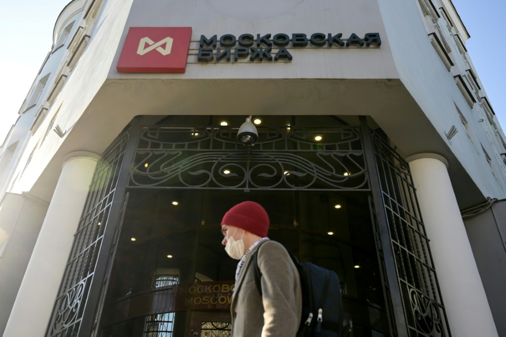 مدخل مبنى سوق الأسهم في موسكو في صورة مؤرخة 28 شباط/فبراير 2022 (أ ف ب)