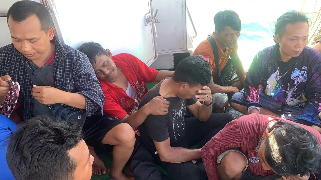    نجا جميع الركاب البالغ عددهم 90 راكبا وطاقمها الذين كانوا على متن سفينة صيد إندونيسية غرقت يوم السبت باستثناء اثنين (أ ف ب)   