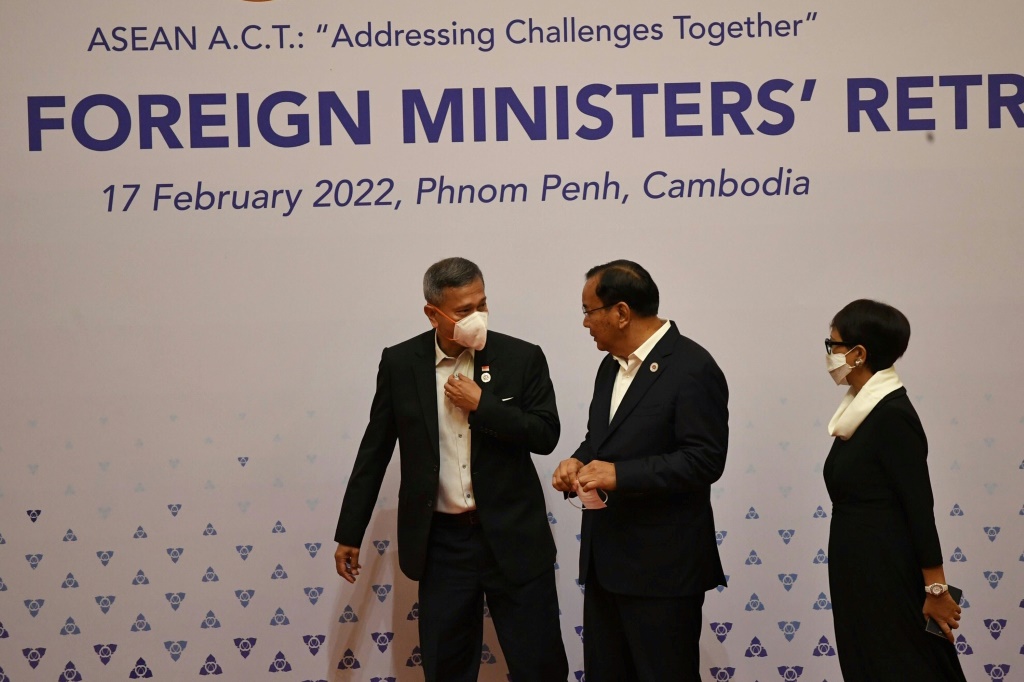 وزير خارجية سنغافورو فيفيان بالاكريشنان (إلى اليسار) مع نظيريه براك سوخون من كمبوديا (في الوسط) وريتنو مارسودي من اندونيسيا (إلى اليمين) خلال اجتماع وزراء خارجية رابطة دول جنوب شرق آسيا (آسيان) في بنوم بنه بتاريخ 17 شباط/فبراير 2022(ا ف ب)