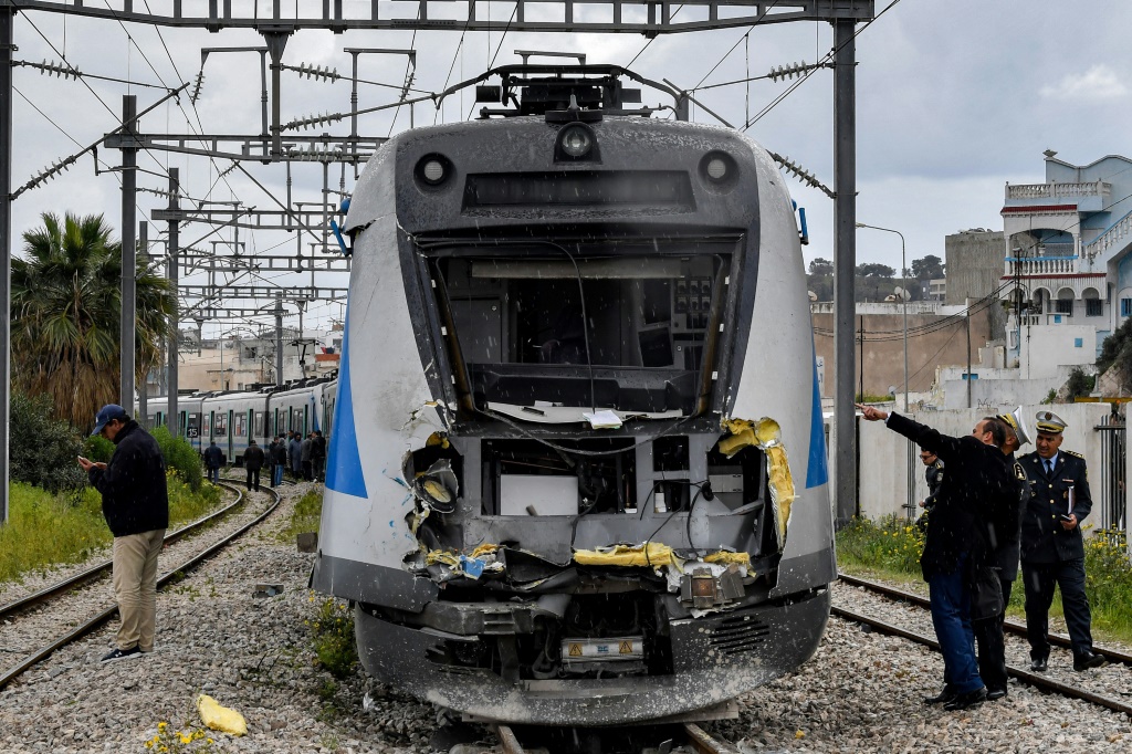 الشرطة تعاين الاضرار باحدى عربات القطار في جبل جلود بجنوب العاصمة التونسية اثر الحادث في 21 اذار/مارس 2022.(ا ف ب)
