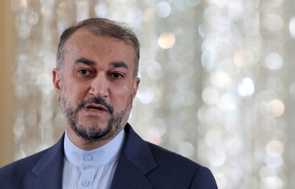 وزير الخارجية الإيراني حسين أمير عبداللهيان خلال مؤتمر صحافي في طهران في 23 شباط/فبراير 2022 (أ ف ب)