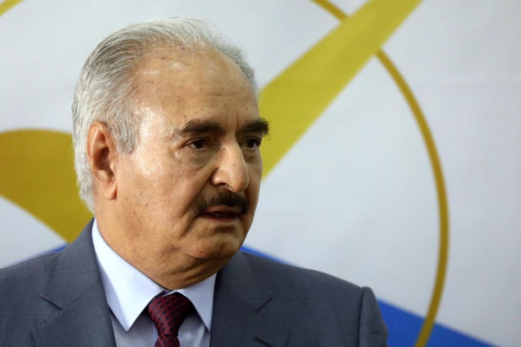 قائد الجيش في شرق ليبيا خليفة حفتر في مدينة بنغازي الشرقية في 16 نوفمبر / تشرين الثاني 2021 (أ ف ب)