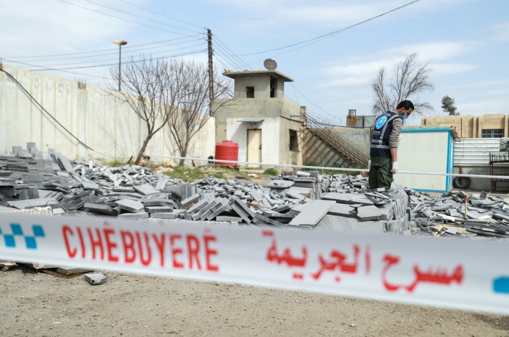 عنصر من قوات الأمن الكردية (الأسايش) خلال عملية ضبط كمية كبيرة من حبوب كبتاغون في ورشة بناء في مدينة القامشلي بشمال شرق سوريا في 22 آذار/مارس 2022 (أ ف ب)