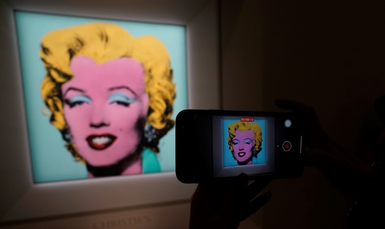 لوحة Shot Sage Blue Marilyn لآندي وارهول كما بدت في 21 آذار/مارس 2022 خلال عرضها في دار كريستيز في نيويورك (ا ف ب)