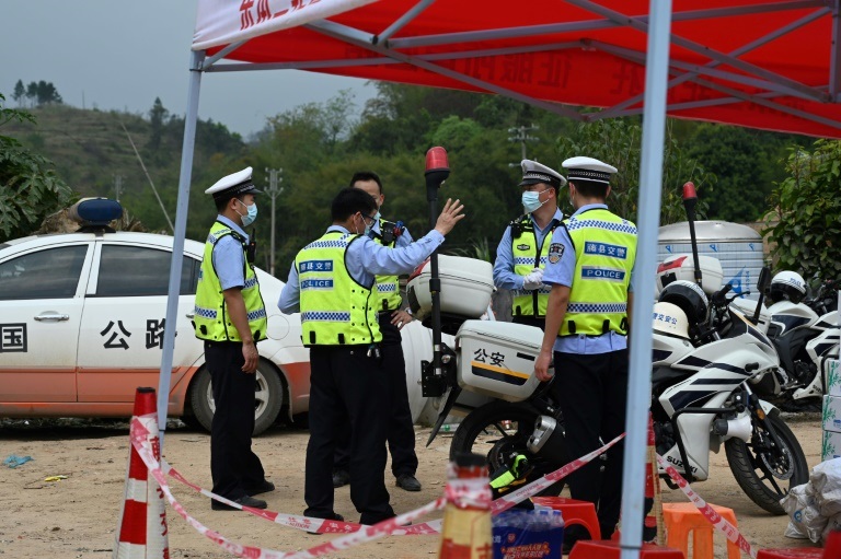 نقطة تفتيش أقامتها الشرطة الصينية في قرية لانغنان قرب موقع تحطم طائرة الركاب التابعة لشركة طيران شرق الصين في 22 آذار/مارس 2022 (ا ف ب)