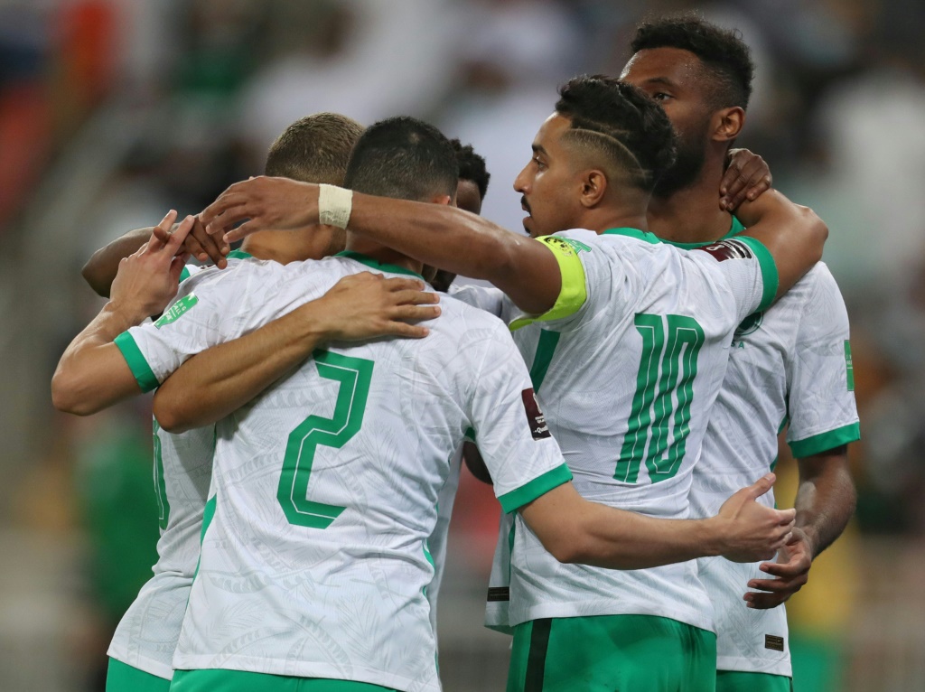 لاعبو المنتخب السعودي يحتفلون بالهدف ضد منتخب عُمان في التصفيات الاسيوية المؤهلة الى مونديال قطر 2022، على ملعب "الملك عبدالله" في جدة في 27 كانون الثاني/يناير 2022 (ا ف ب)