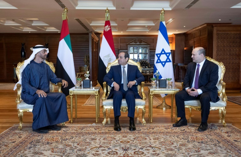 صورة وزعتها وزارة خارجية الإمارات العربية المتحدة في 22 آذار/مارس 2022 تظهر من اليسار إلى اليمين ولي عهد أبوظبي الشيخ محمد بن زايد آل نهيان والرئيس المصري عبد الفتاح السيسي ورئيس وزراء إسرائيل نفتالي بينت خلال لقاء ثلاثي في متنجع شرم الشيخ على البحر الأحمر بجنوب سيناء (ا ف ب)