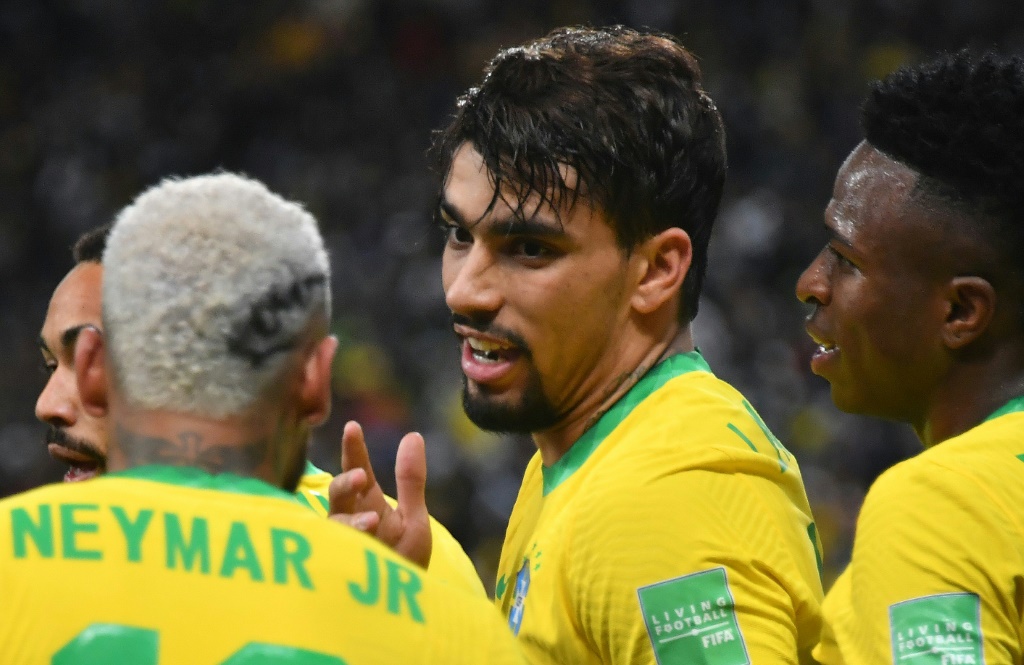 البرازيلي لوكاس باكيتا (وسط) يحتفل بالتسجيل في مرمى كولومبيا ضمن تصفيات مونديال 2022(ا ف ب)