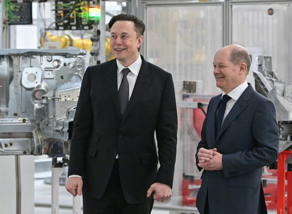 صورة مؤرخة في 22 آذار/مارس 2022 لإلون ماسك (يسار) وأولاف شولتس خلال افتتاح مصنع لتسلا في براندنبورغ(ا ف ب)