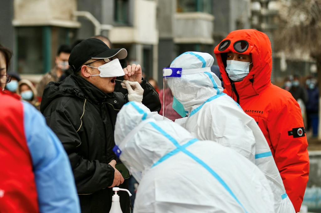 فريق طبي يجري فحوصا للكشف عن كوفيد في شينيانغ بمقاطعة لياونينغ شمال شرق الصين، في 14 آذار/مارس 2022(ا ف ب)