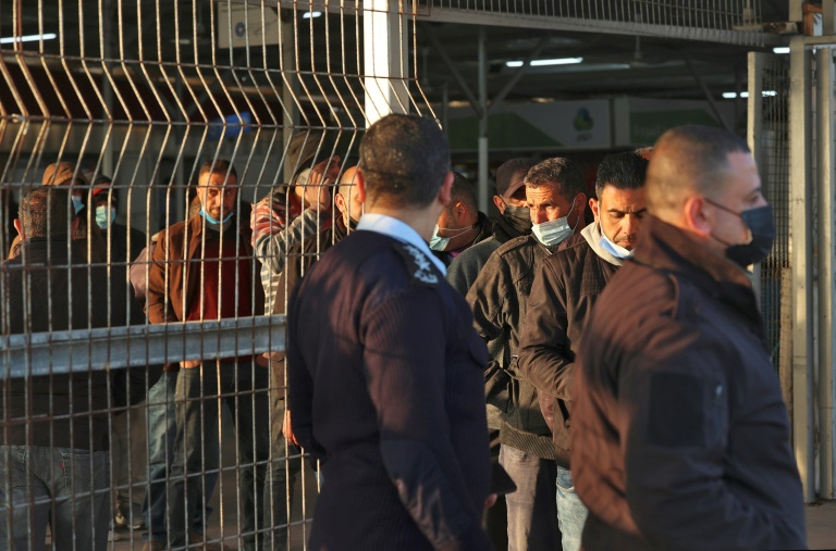 فلسطينيون على معبر إيريز شمال قطاع غزة في طريقهم للعمل داخل إسرائيل في 23 شبط/فبراير 2022 (ا ف ب)
