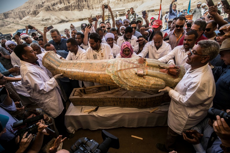  علماء آثار يفتحون ناووسا في الأقصر في مصر في 19 تشرين الأول/أكتوبر 2019 (ا ف ب)